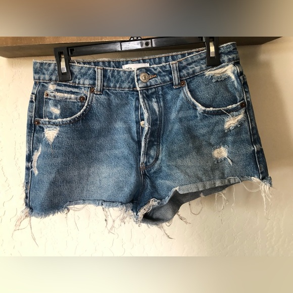 ZARA|Medium wash distressed cut off denim shorts, size 6•••Beachy Summer style - Picture 2 of 10